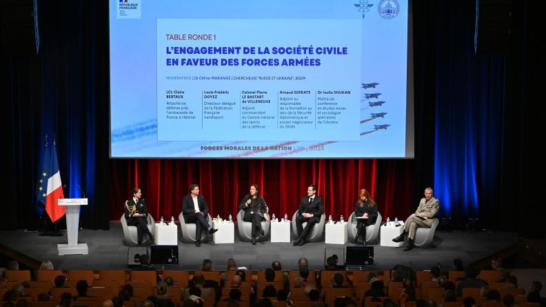Première table ronde sur l'engagement de la société civile en faveur des forces armées