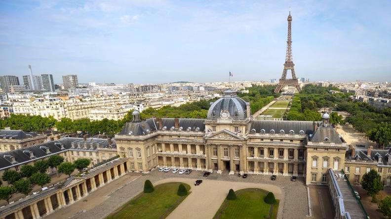 L'Académie est située dans l'enceinte de l'École militaire au coeur de Paris
