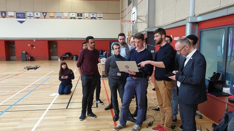 Des étudiants présentent leur solution devant les experts de l'AID, la DGA et le Battle Lab Terre
