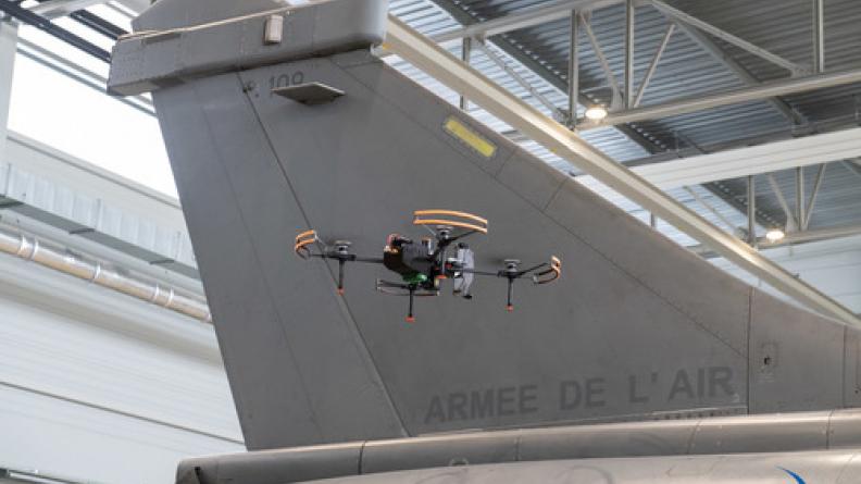 Le drone IDAR inspectant la voilure d’un RAFALE, Image : Bernard HENNEQUIN