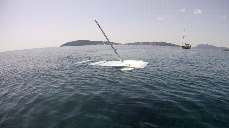 Ce drone a la capacité de flotter et peut aussi être utilisé comme drone de surface.
