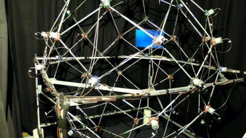 Figure 3 : Spatialisateur 3D « Spherebedev » conçu au Cnam, et exploité pour l’entrainement et l’aug