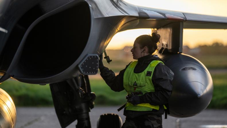 Une mécanicienne Rafale vérifie l'aéronef.