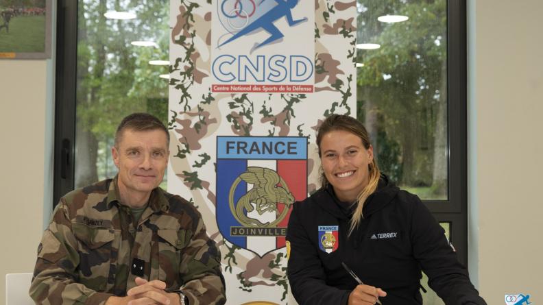 L'aviatrice Lauriane aux côtés du général Paul Sanzey au CNSD