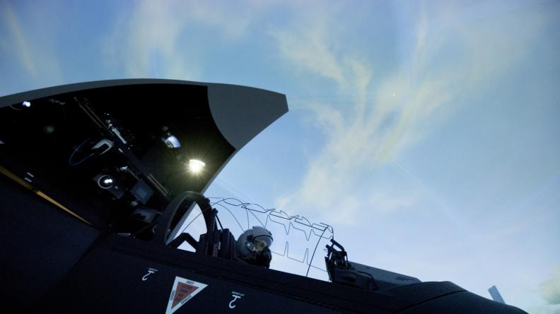 Pilote s'exerçant dans un simulateur de vol