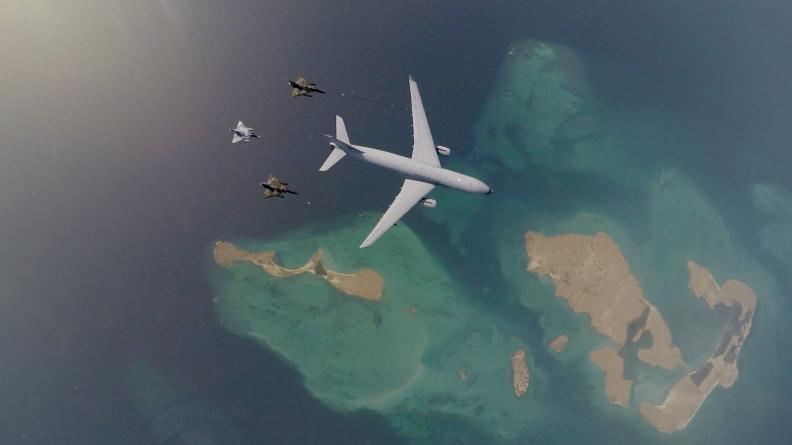 Deux Mirage 2000 D RMV et un Mirage 2000-5F en convoyage avec un A330 MRTT « Phénix »