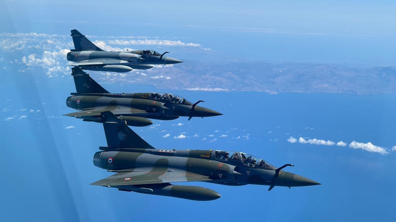 De haut en bas, Mirage 2000-5F et Mirage 2000 D RMV