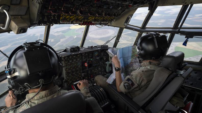 Dans le cockpit de l'escadron de transport "Poitou".