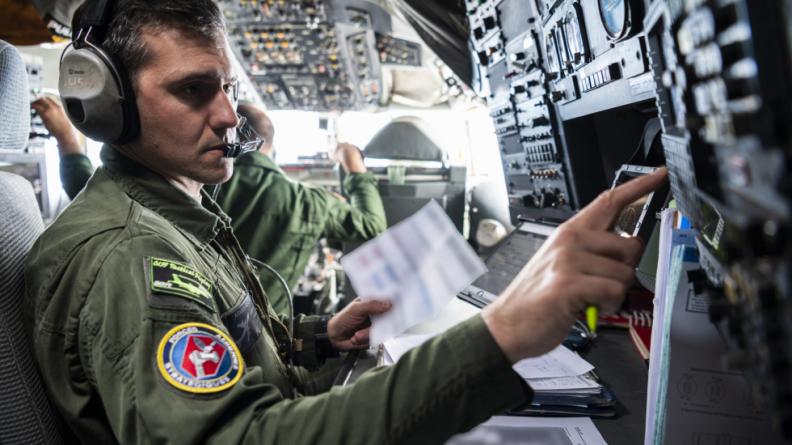 UN OPÉRATEUR C-135 DANS LE CADRE DE L'EXERCICE POINT BLANK