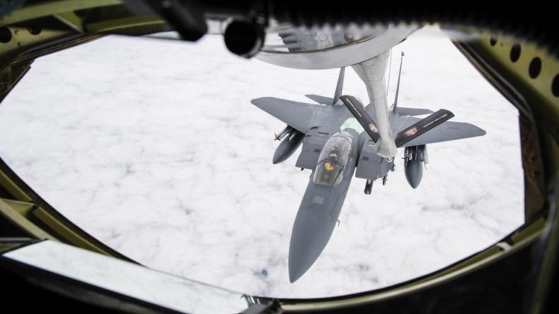 UN F-16 RAVITAILLANT SUR LE C-135 FRANÇAIS