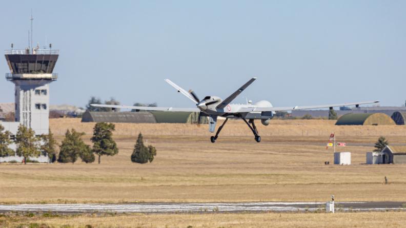 Le reaper atterrit après la mission menée dans l'Atlantique.