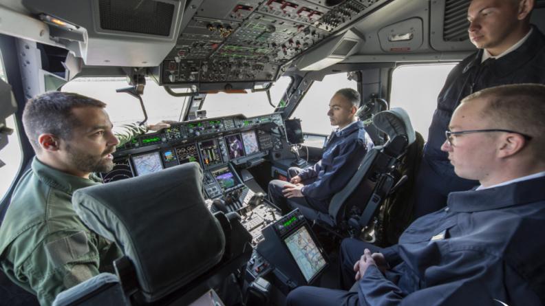 MOMENT D'ÉCHANGE À L'INTÉRIEUR DU COCKPIT DE L'A400M