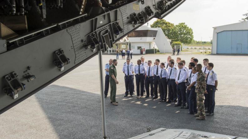 MOMENT D'ÉCHANGE AUX ABORDS DE L'A400M