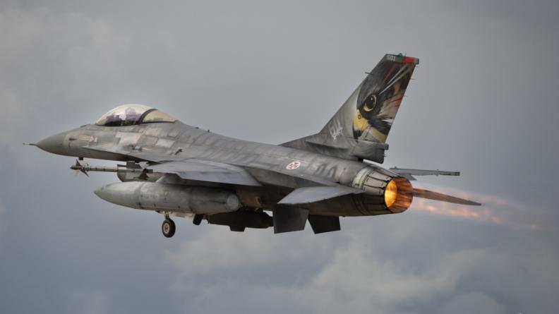 F-16 AU DÉCOLLAGE