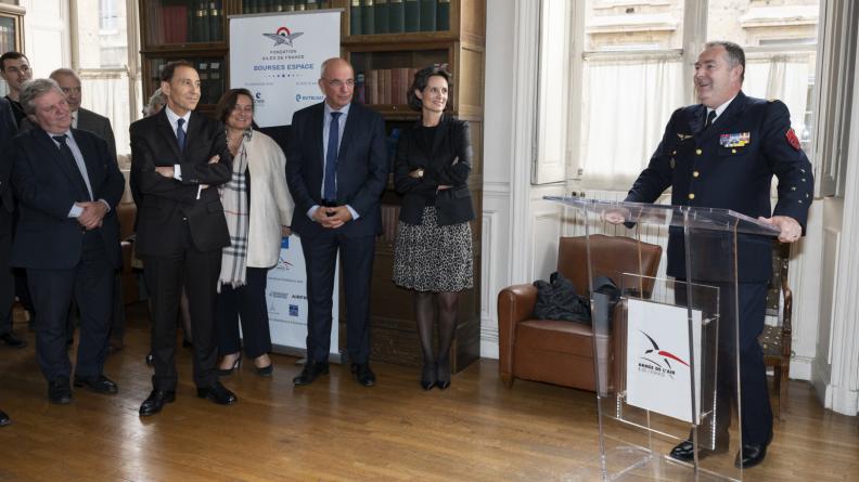 Le CEMAAE prononce un discours mettant en exergue l'intérêt croissant pour le spatial.