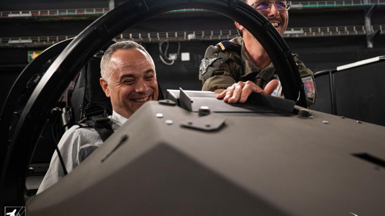 Le colonel croate participe à une séance de simulateur Rafale
