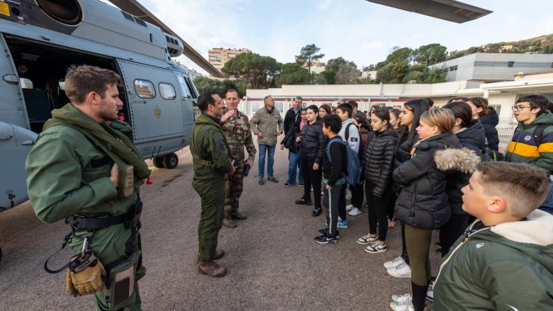  Les militaires de l'EH "Solenzara" expliquent les enjeux de l'exercice aux élèves du collège