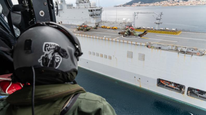 Le PHA Mistral vu d'un Puma de l'EH "Solenzara"