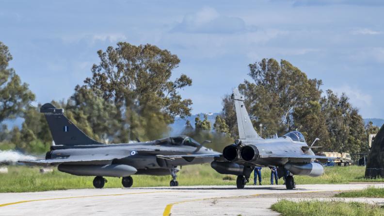 Un Rafale français et un Rafale grec, au roulage.