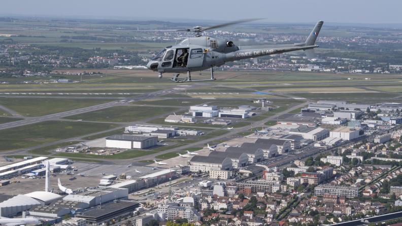Patrouille d'un hélicoptère Fennec au-dessus de l'aéroport du Bourget