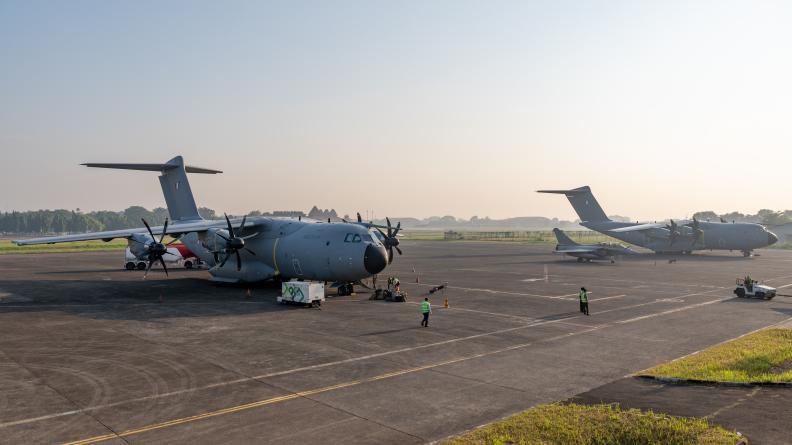 Deux A400M et un Rafale sur le tarmac