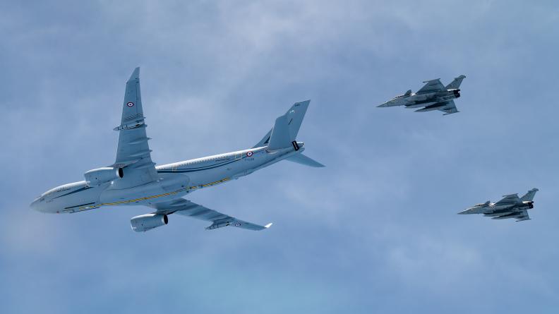 Un A330 Phénix en vol avec deux Rafale