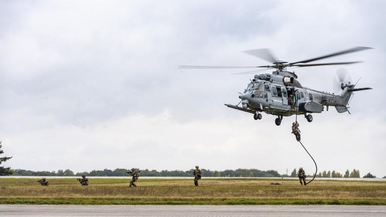 Un Caracal dépose des membres du CPA 10 par aérocordage 