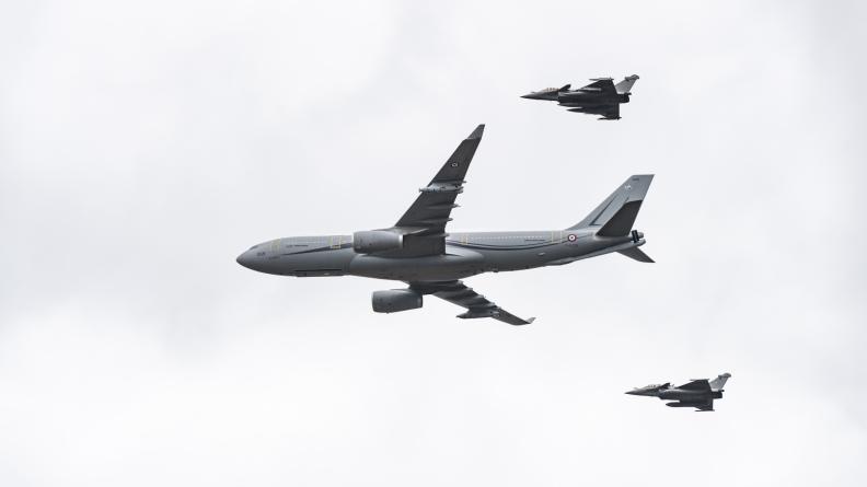 Un ravitailleur A330 Phénix MRTT assurant le ravitaillement en vol de deux Rafale