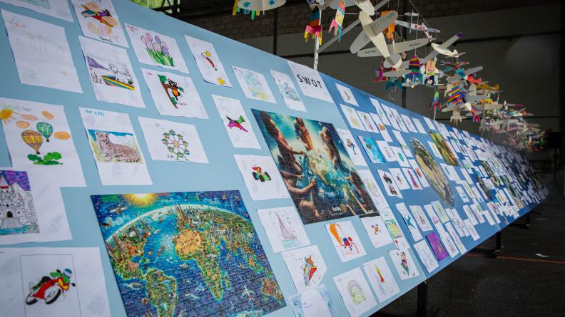 Les enfants ont réalisé une fresque symbolisant leur imagination et leurs espoirs