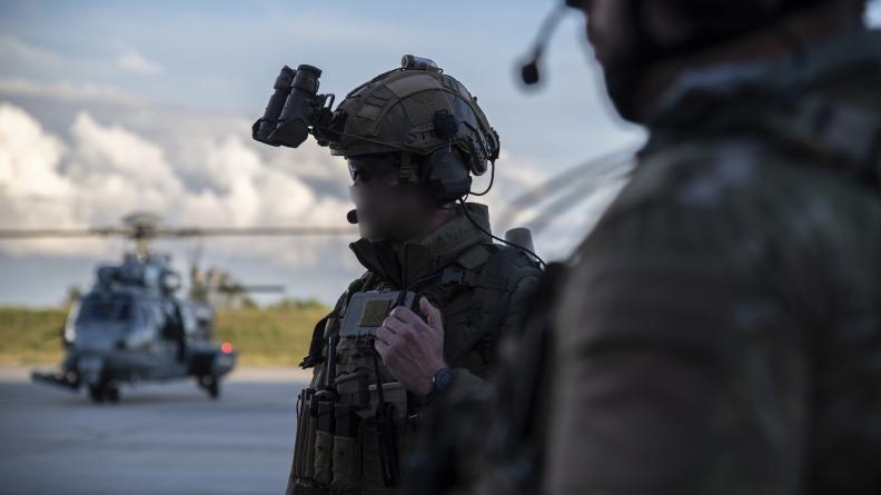 Des commandos parachutistes de l'air s'apprêtent à partir en mission
