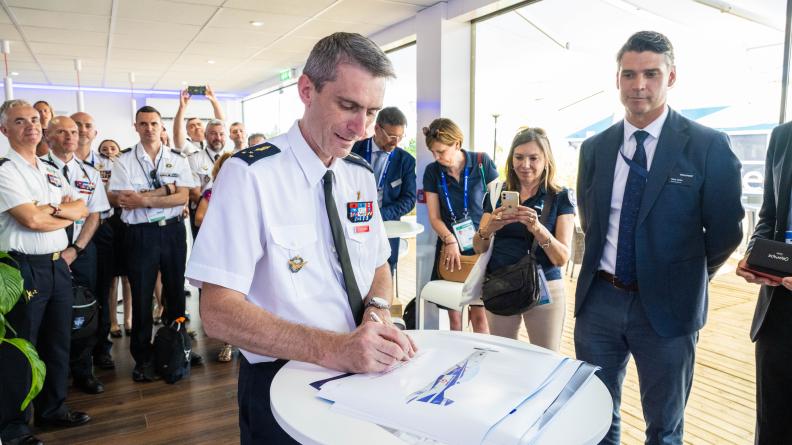 Signature symbolique par le général de division aérienne Vincent CHUSSEAU