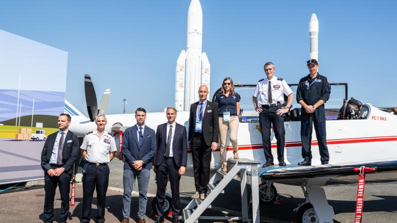 Photo de groupe regroupant l’AAE, Pilatus Aircraft et Babcock International France Aviation.
