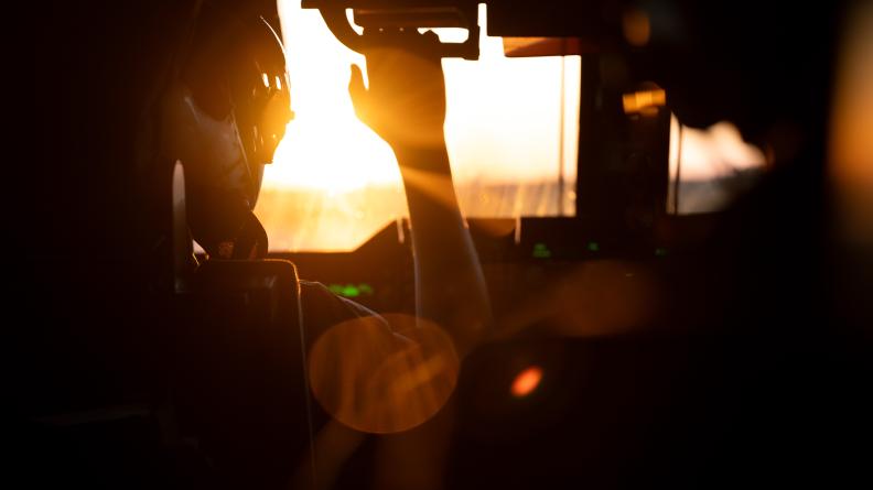 Un pilote aux commandes d’un A400M.