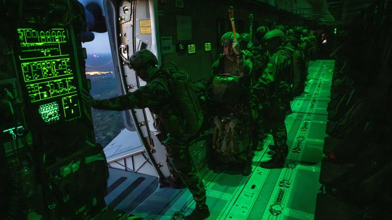 Largage de nuit des commandos parachutistes depuis un A400M.