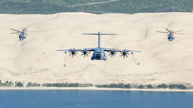 Ravitaillement de deux hélicoptères Caracal par un avion de transport A400M