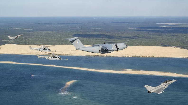 Caracal, Rafale et A400M survolant la dune du Pilat