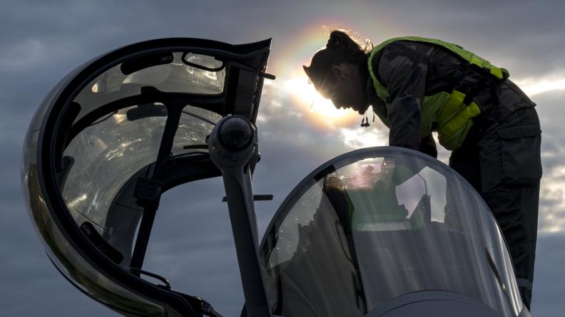 Embarquement d'un pilote sur Rafale dans le cadre de l'exercice Atlantic Trident 2025.