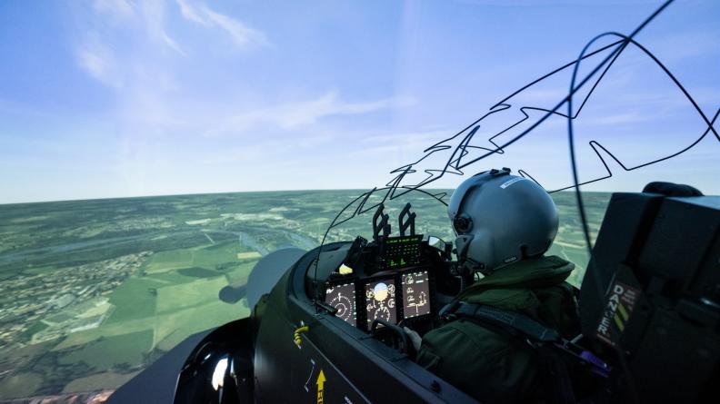 Élève pilote dans un simulateur de PC-21