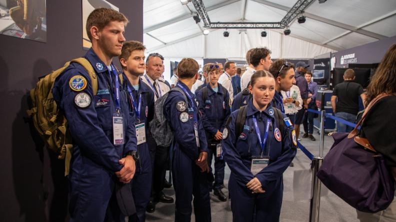Les EAJ à leur arrivée sur le stand dédié à l'armée de l'Air et de l'Espace.