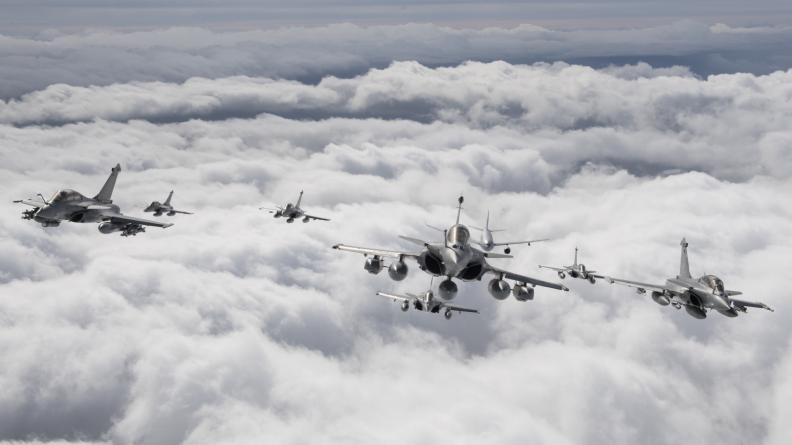 Escadrille de Rafale B accompagné par un Airbus A330 MRTT