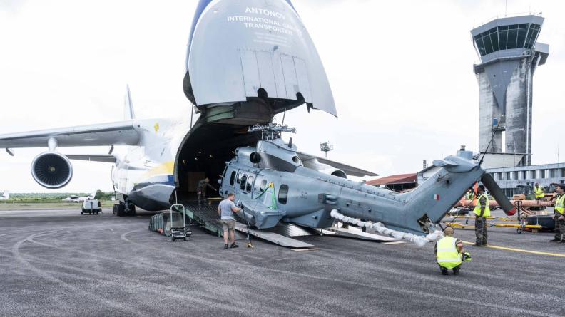 Arrivée des deux hélicoptères CARACAL par gros porteur « Antonov »