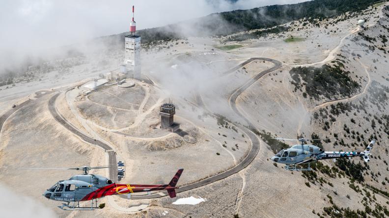 Fennec décorés survolant le mont Ventoux