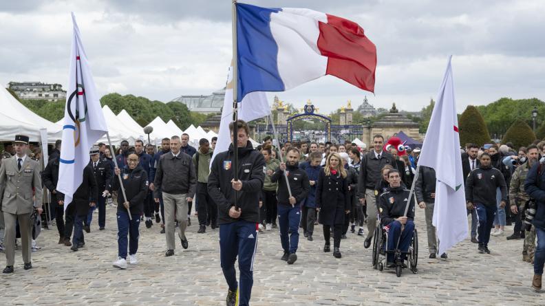 Arrivée des drapeaux 