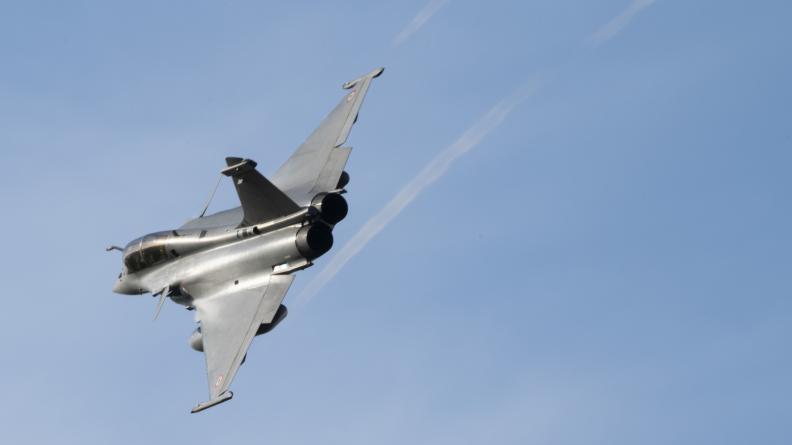 Présentation en vol d'un Rafale au dessus de l'IHEDN