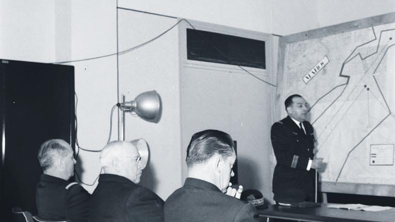 Exposé du colonel Aubinière au Centre interarmées d’essais d’engins spéciaux.