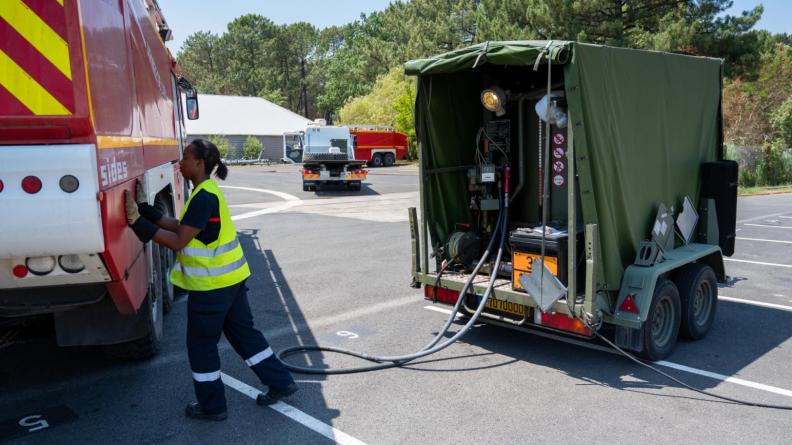 Pompiers de l'air de la BA 120, mobilisés contre les incendies en Gironde.