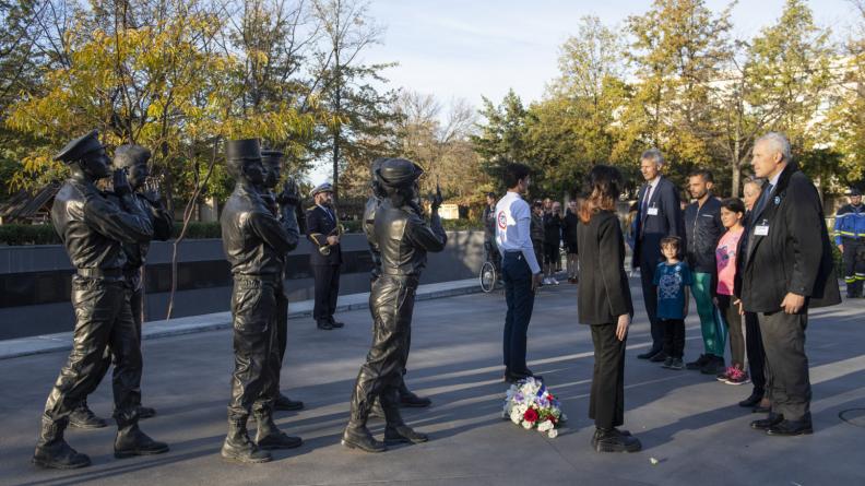 Cérémonie près du monument aux morts