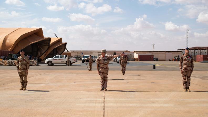 Passation de commandement de la BAP de Niamey, en présence du CEMAAE et du COMANFOR.