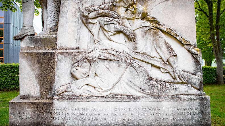 Détail du bas-relief de gauche