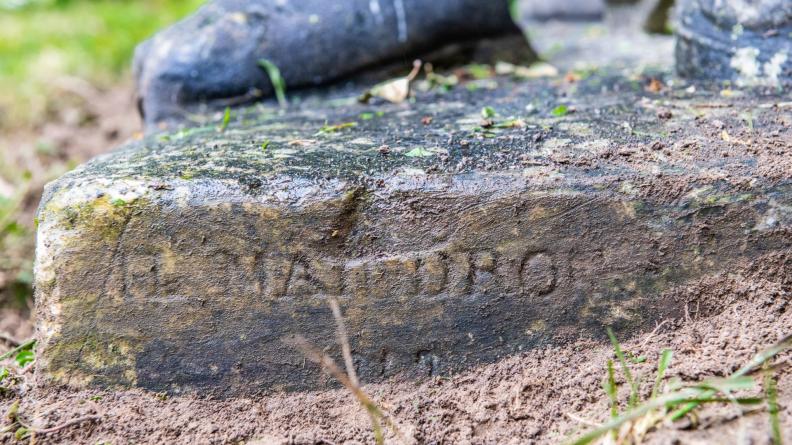 Inscription statue